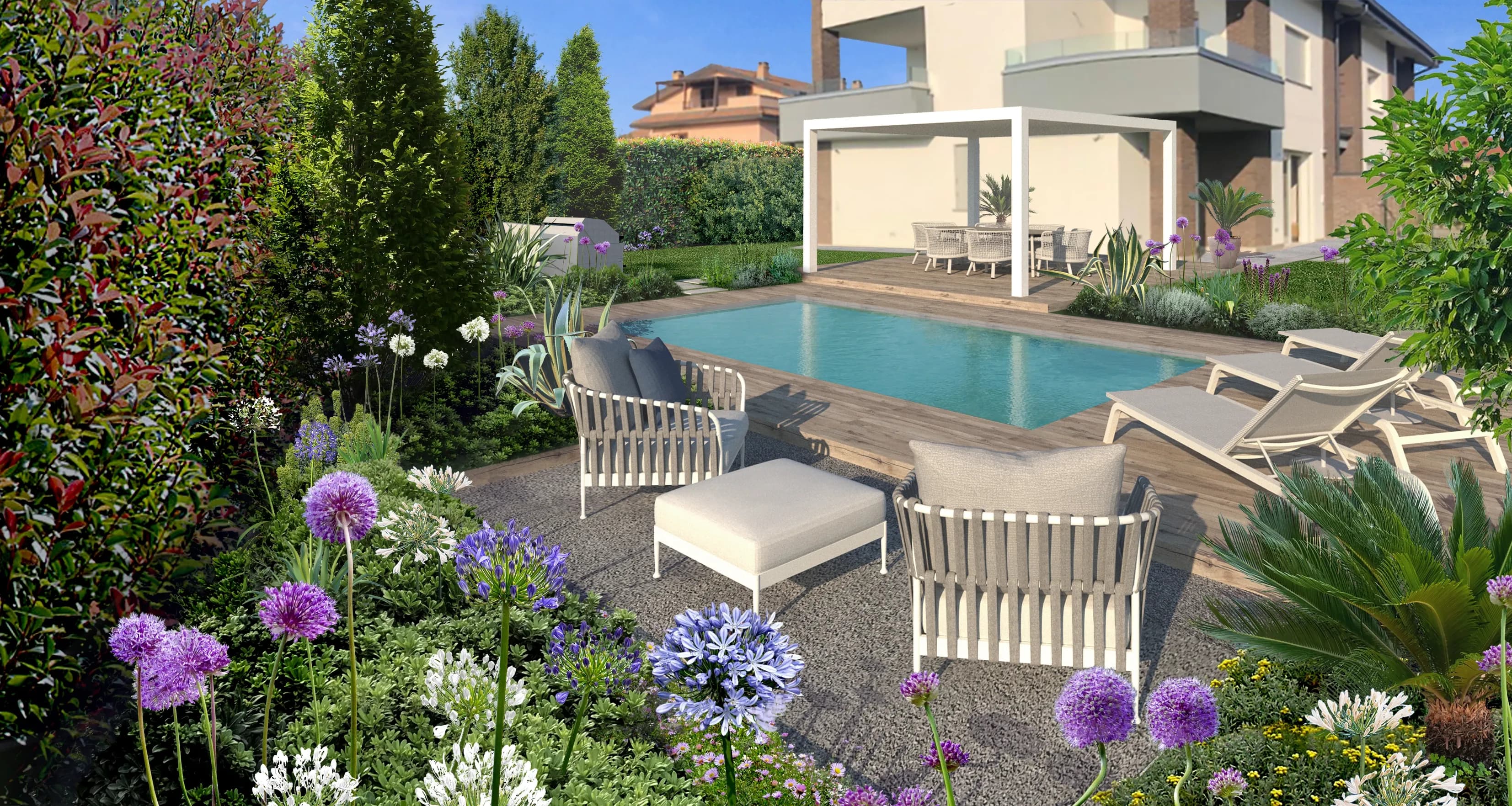 Zona piscina con pavimentazione in legno chiaro, pergola bioclimatica e arredi dalle tonalità neutre, circondata da Cycas, Agave, Allium, Agapanthus e Lavanda.