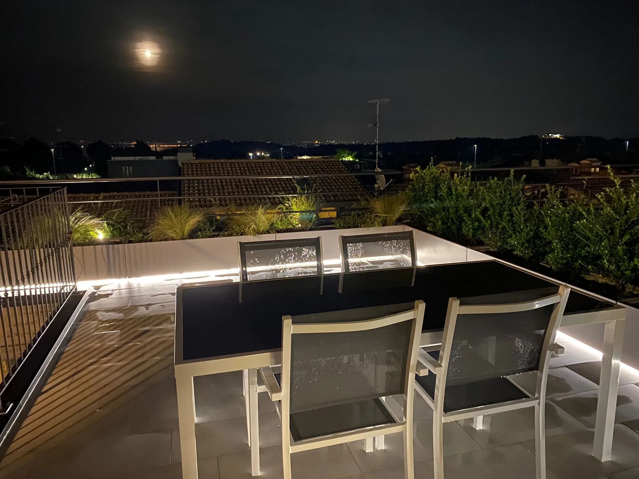 terrazzo notturno con illuminazione fioriere in metallo