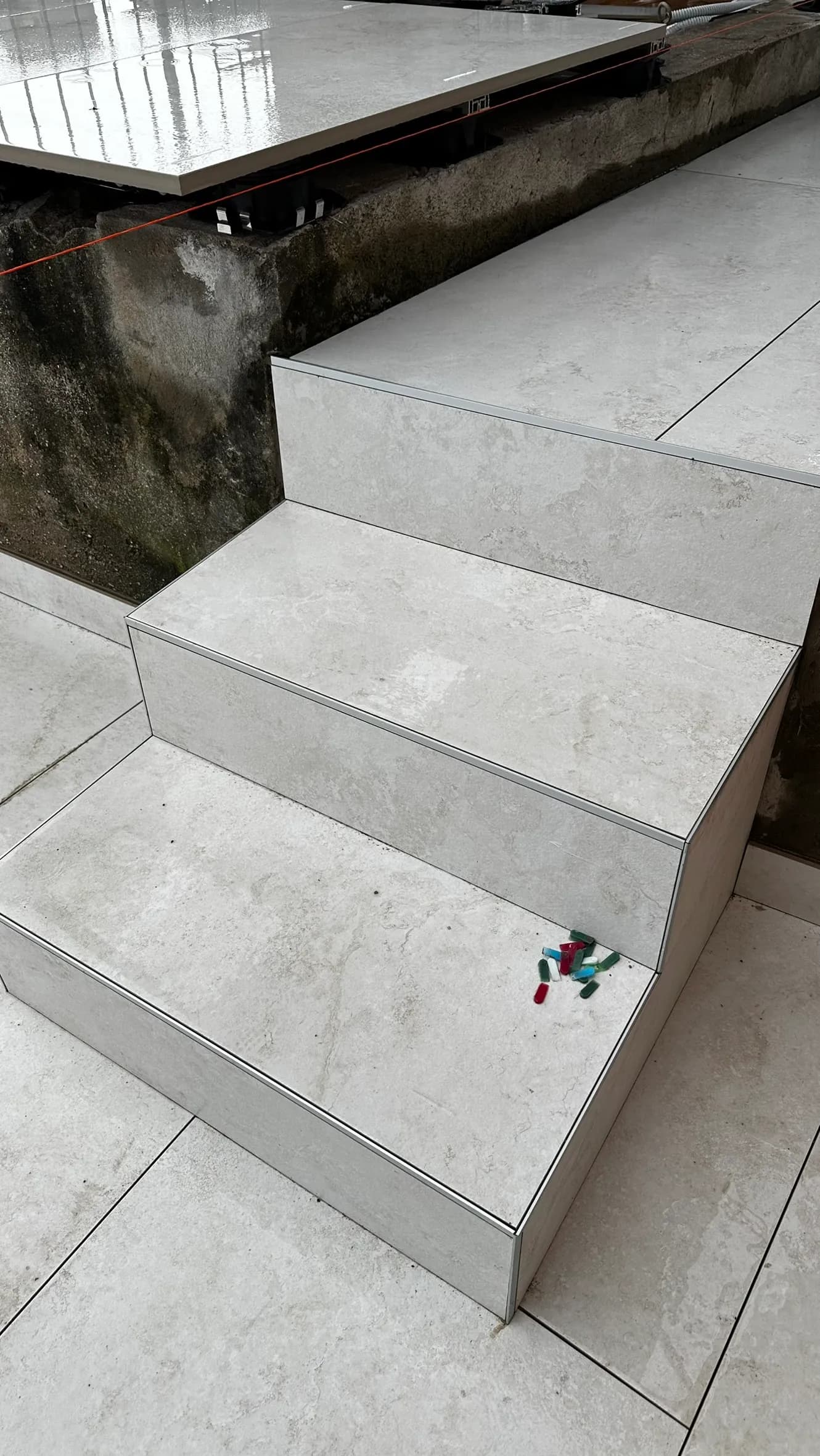 Gradini rivestiti in gres porcellanato chiaro su terrazza esterna
