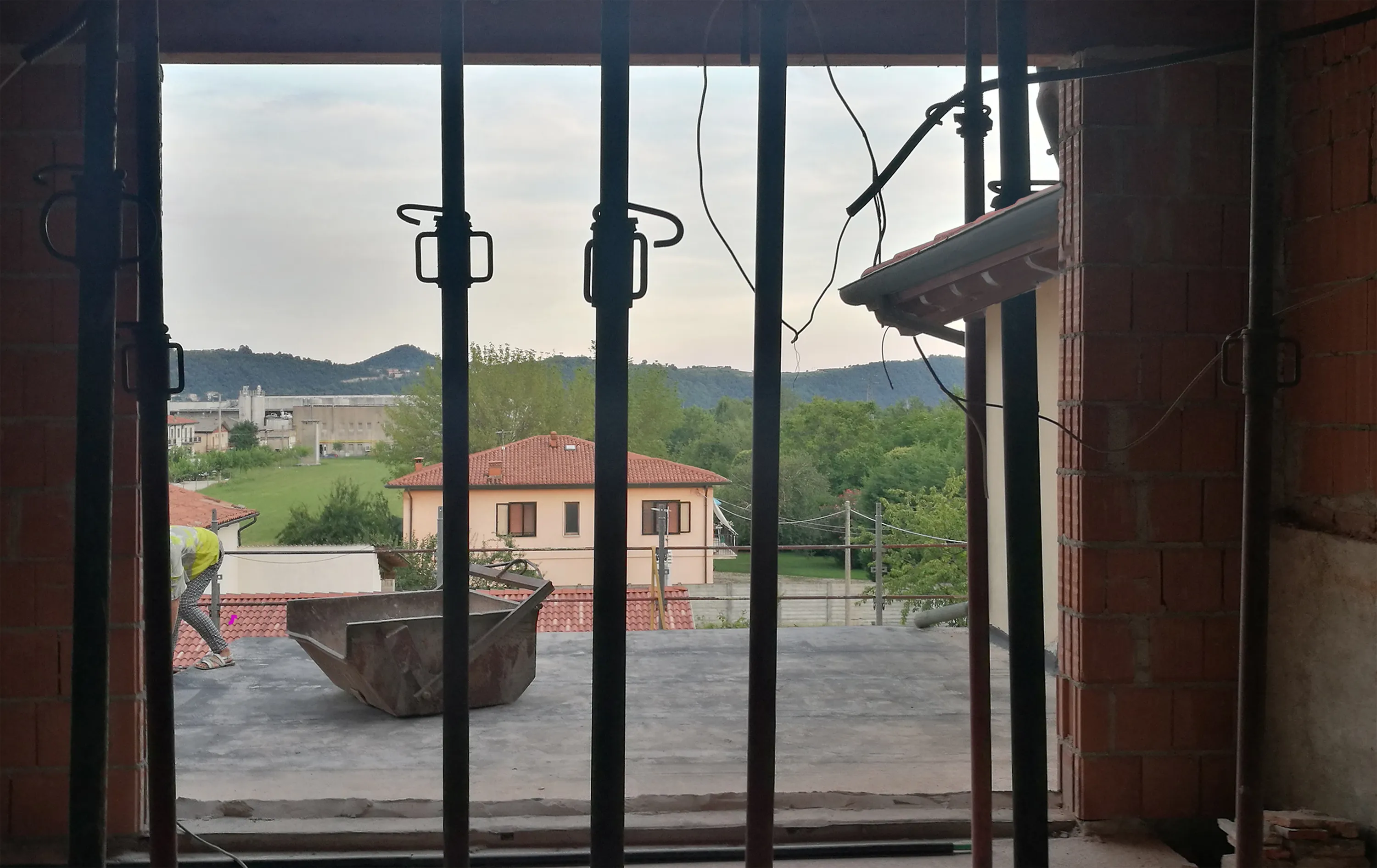 terrazzo, fioriere in metallo, fioriere in resina, poltrone da esterno, vegetazione per fioriere